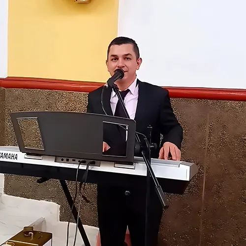 Cantante interpretando coros en misas de iglesia en Pereira.