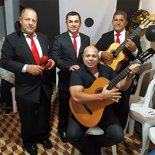 Trío musical ofreciendo serenatas en Pereira.